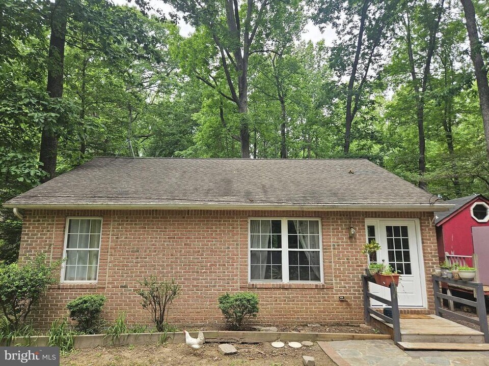 7236 Briscoe Turn Rd in Owings, MD - Building Photo