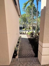 1074 Bluewood Terrace in Weston, FL - Building Photo - Building Photo