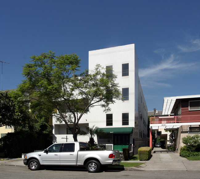 317 S Hamel Rd in Los Angeles, CA - Foto de edificio - Building Photo