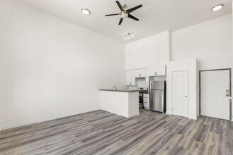 Berendo in Los Angeles, CA - Building Photo - Interior Photo