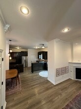 571 N Rupple Rd in Fayetteville, AR - Foto de edificio - Building Photo