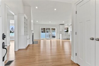 95 Honeysuckle Rd in Warwick, RI - Building Photo - Building Photo