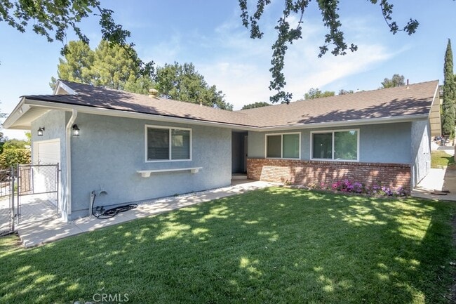 25040 Everett Dr in Santa Clarita, CA - Foto de edificio - Building Photo