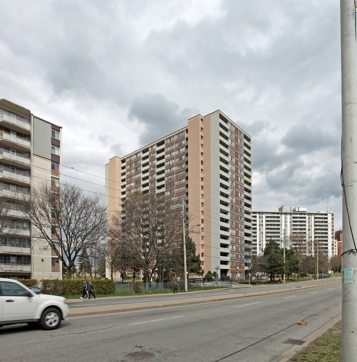 3380 Eglinton Ave E in Toronto, ON - Building Photo