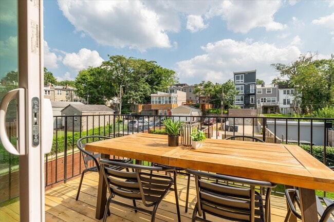 318 Webster St NW, Unit C in Washington, DC - Foto de edificio - Building Photo