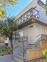 924 N Stanley Ave in West Hollywood, CA - Building Photo - Building Photo