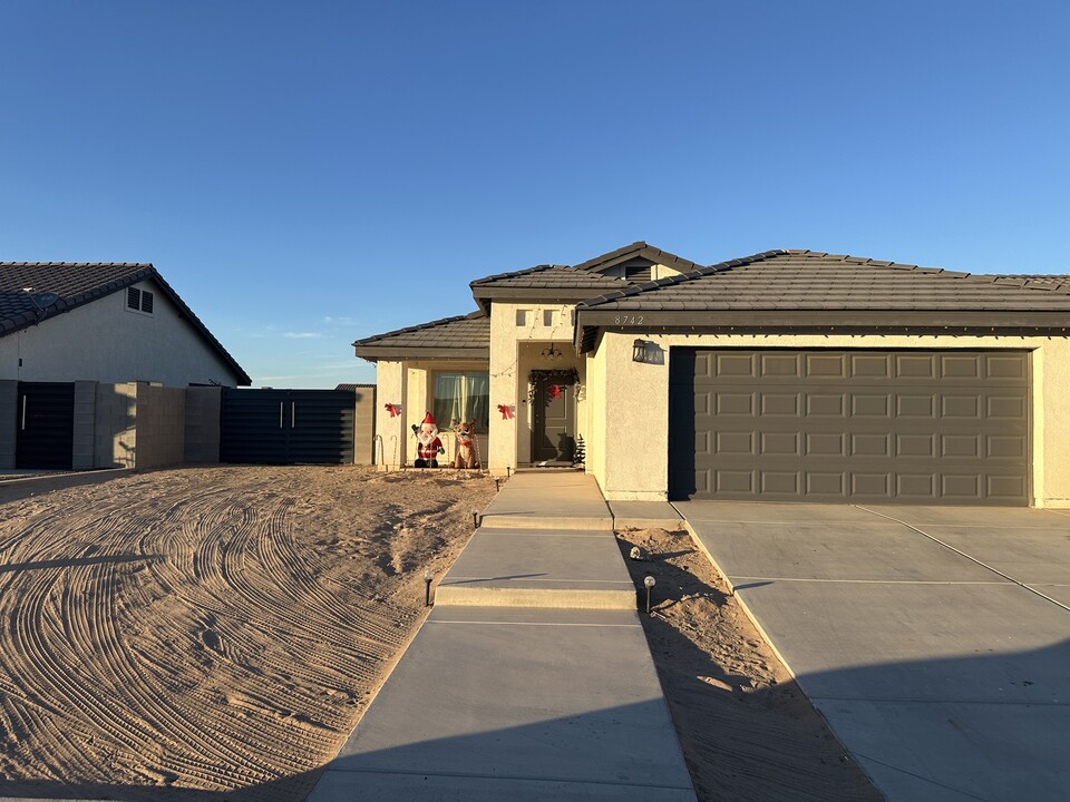 8742 E 40th Ln in Yuma, AZ - Building Photo