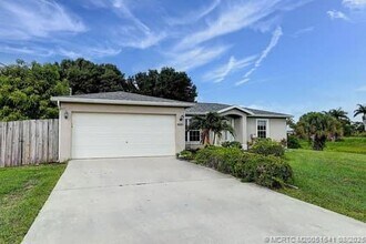 6250 NW Hacienda Ln in Port St. Lucie, FL - Building Photo - Building Photo