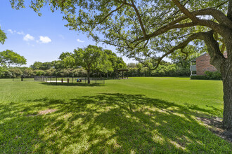 Rise Hillcrest in Garland, TX - Foto de edificio - Building Photo
