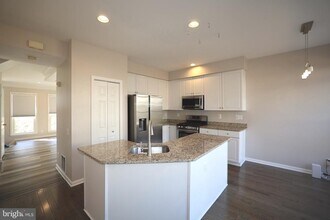 47616 Watkins Island Square in Sterling, VA - Building Photo - Building Photo