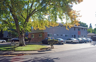 Palm Court Apartments in Sacramento, CA - Building Photo - Building Photo