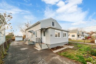 46 Elaine Rd in Milford, CT - Building Photo