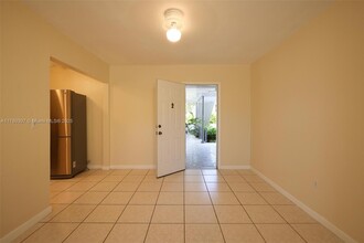 555 SW 16th Ave in Miami, FL - Building Photo - Building Photo