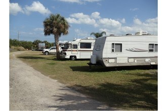 3880 S Hwy 1 in Grant, FL - Foto de edificio - Building Photo