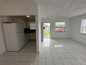 400 SE 9th Ct in Hallandale Beach, FL - Building Photo - Building Photo