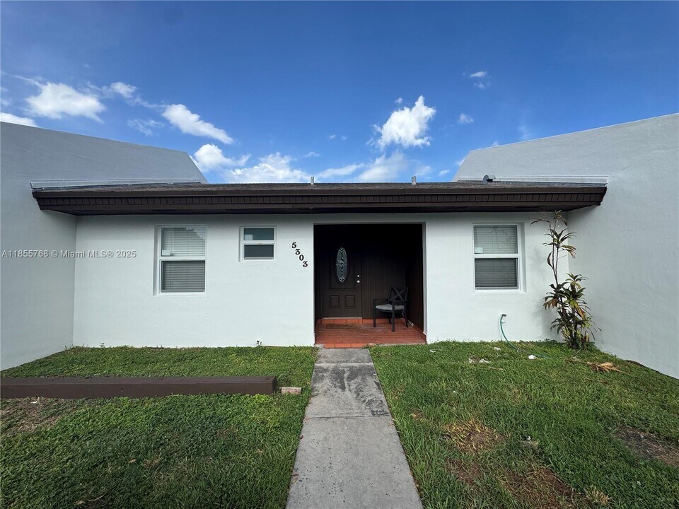 5303 SW 137th Ct in Miami, FL - Building Photo