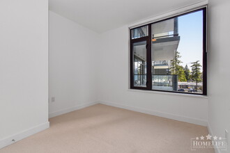 1588 Johnston Rd in White Rock, BC - Building Photo - Building Photo