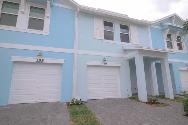 357 SE Sea Hunt Way in Stuart, FL - Building Photo - Building Photo