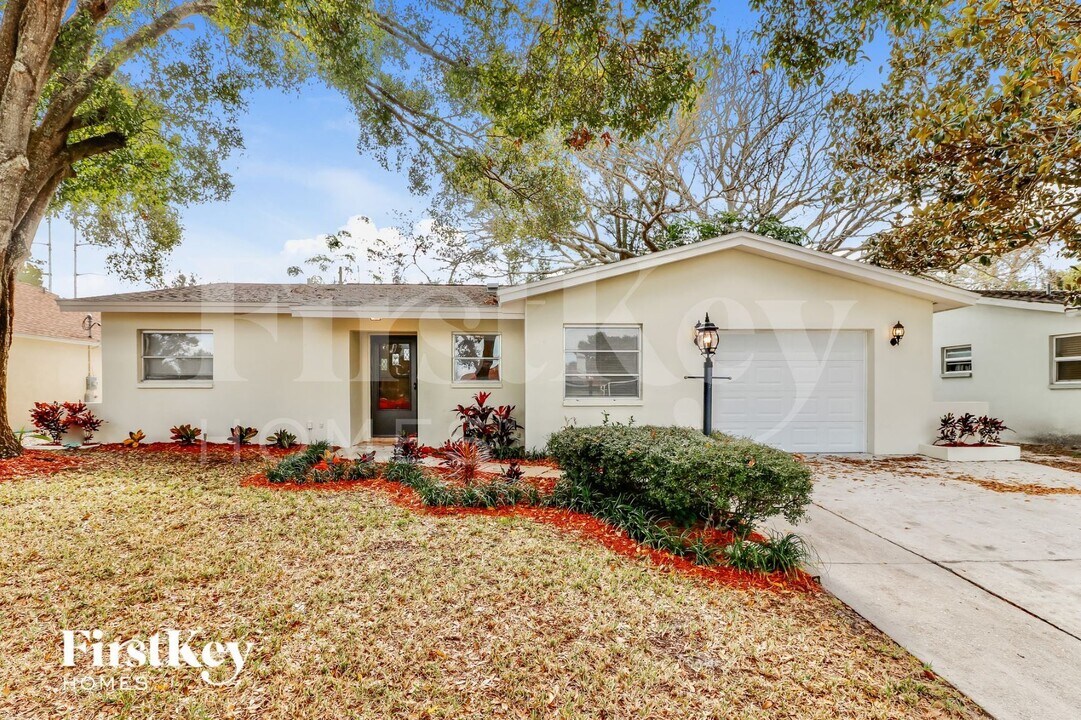 6910 297th Ave N in Clearwater, FL - Foto de edificio