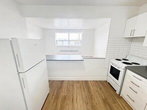 30 Mohawk Rd W in Hamilton, ON - Building Photo - Building Photo