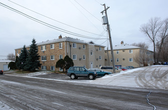 Winthrop Court Apartments in Columbia Heights, MN - Foto de edificio - Building Photo