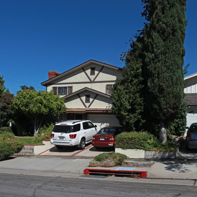 701 E Tujunga Ave in Burbank, CA - Foto de edificio - Building Photo