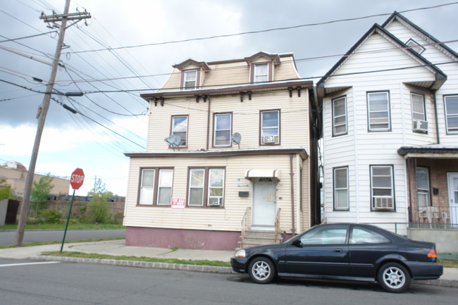 224 Lewis St in Perth Amboy, NJ - Foto de edificio - Building Photo