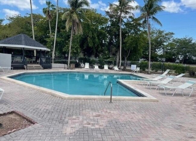 485 SW 113th Way in Pembroke Pines, FL - Building Photo - Building Photo