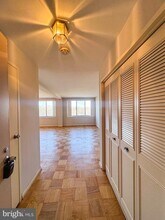 10201 Grosvenor Pl in Rockville, MD - Building Photo - Building Photo