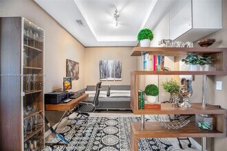 45 SW 9th St, Unit 4204 in Miami, FL - Building Photo - Building Photo