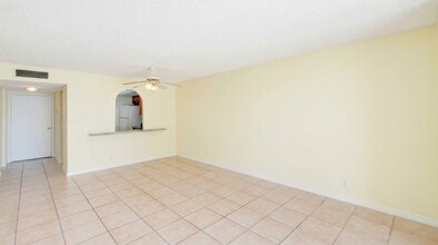 470 Executive Center Dr in West Palm Beach, FL - Building Photo - Building Photo