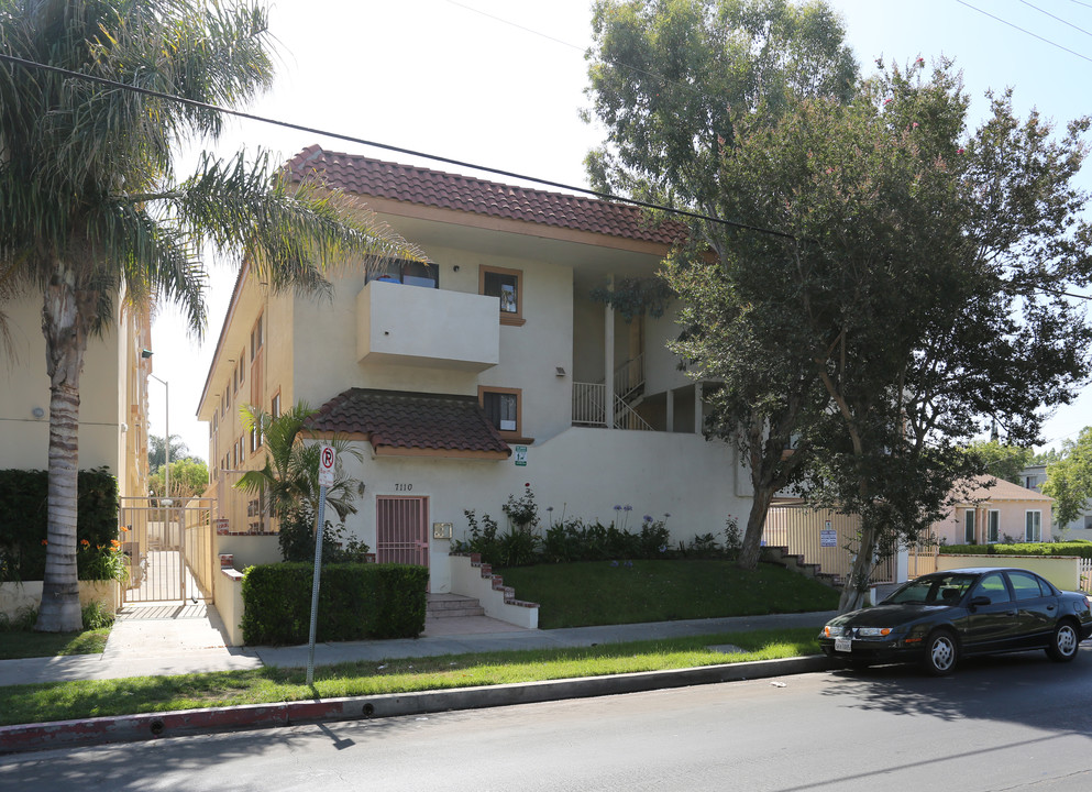 7110 Etiwanda Ave in Reseda, CA - Building Photo