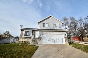 3061 N 1300 E in Layton, UT - Building Photo