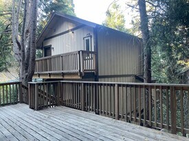 23878 Lakeview Dr in Crestline, CA - Building Photo