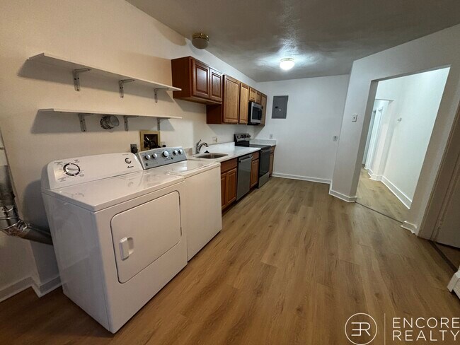 655 Washington St, Unit 1 in Brookline, MA - Foto de edificio - Building Photo