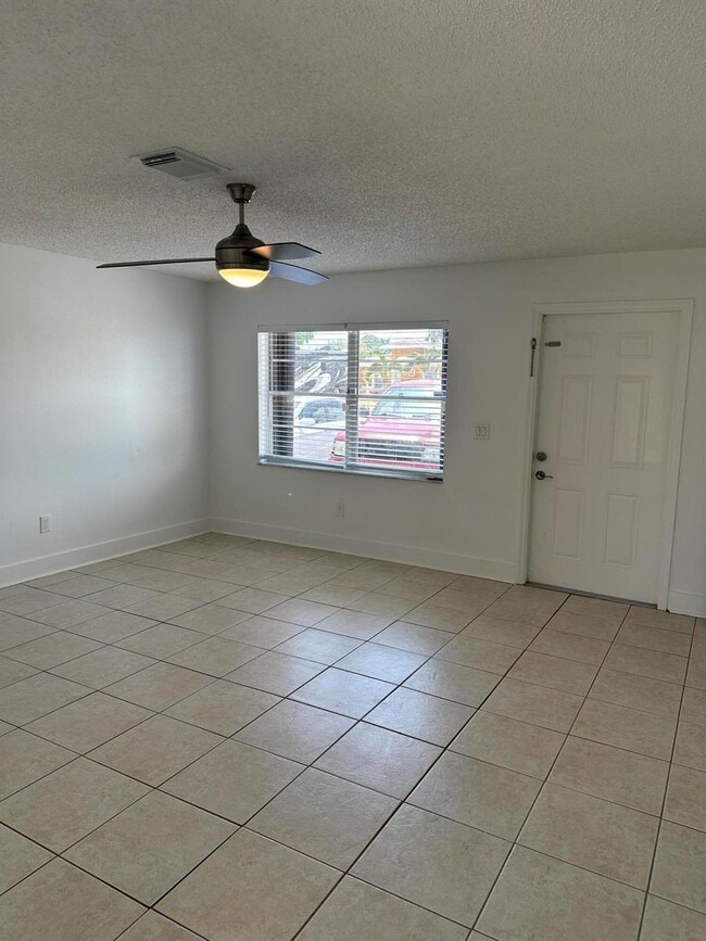 4667 Cambridge St in Greenacres, FL - Foto de edificio - Building Photo
