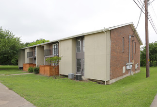 Riverbend Apartments in Desoto, TX - Building Photo - Building Photo