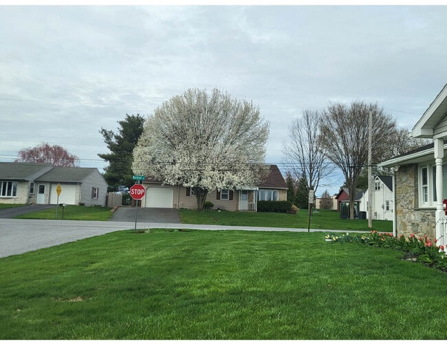 821 Walnut St in New Holland, PA - Building Photo - Building Photo