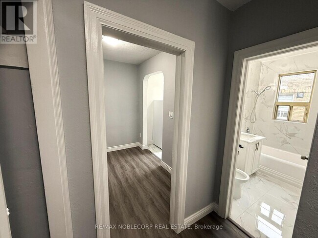 1383 Bayview Ave in Toronto, ON - Building Photo - Building Photo