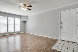 4327 Holland Ave, Unit 213 in Dallas, TX - Foto de edificio - Building Photo