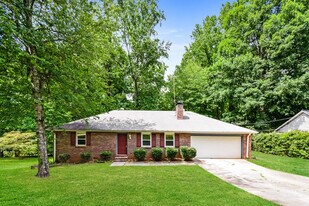 310 Victoria Dr in Ellenwood, GA - Building Photo