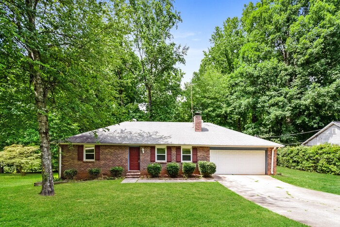 310 Victoria Dr in Ellenwood, GA - Building Photo