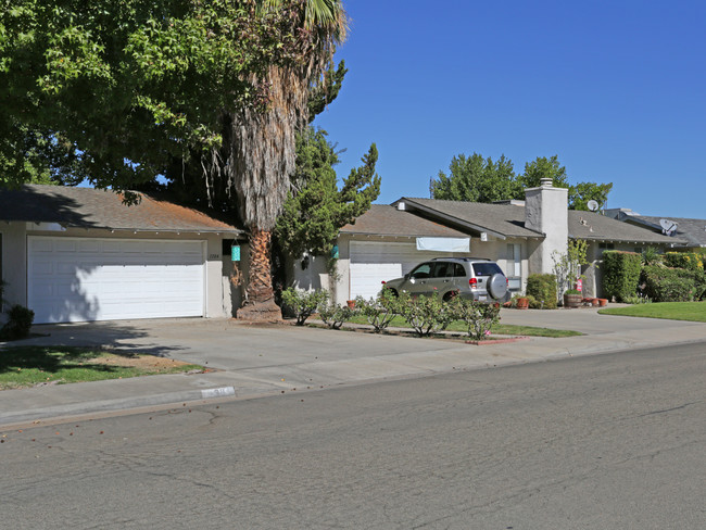 1304 Pierce Dr in Clovis, CA - Foto de edificio - Building Photo