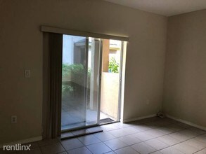 5755 NW 115th Ct in Doral, FL - Foto de edificio - Building Photo