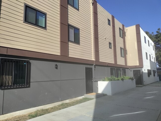 property at 1575 1/2 W 37th Pl