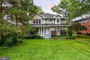 1705 Commonwealth Ave, Unit B in Alexandria, VA - Building Photo