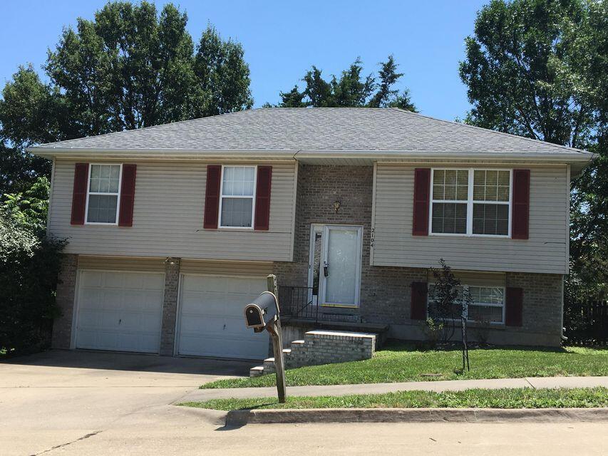 2104 Maricopa Dr in Columbia, MO - Building Photo