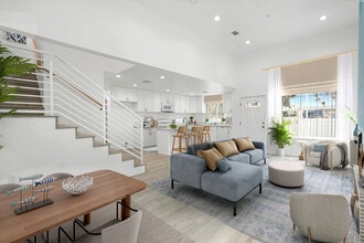 Hale Honu Villas in Sherman Oaks, CA - Building Photo - Building Photo