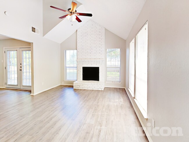 900 Freshwood Ct in Arlington, TX - Foto de edificio - Building Photo