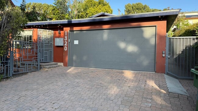 1320 Mohawk St, Unit 2 townhouse in Los Angeles, CA - Building Photo - Building Photo